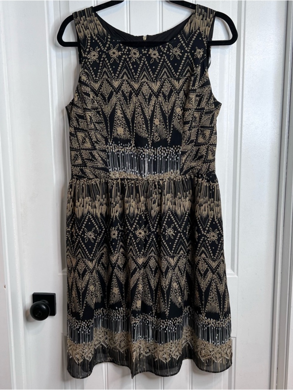 AGB Dress Black Gold Patterned Sleeveless Lined Mini Dress. Size 10.
